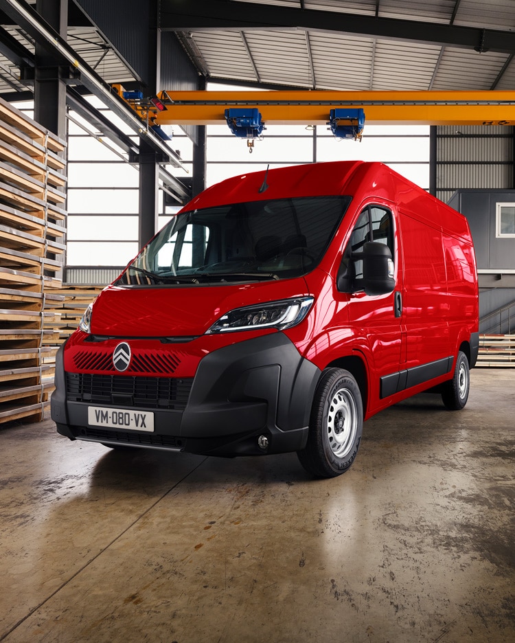 Grand C4 Spacetourer à l'arrêt face à un panorama de la ville